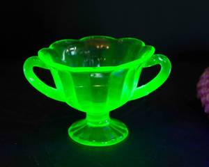 lot 77 image: Vintage Uranium Glass Sugar Bowl