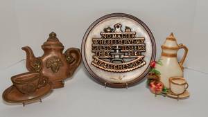 lot 92 image: Set of Three Vintage Chalkware Decor Pieces - Teapots