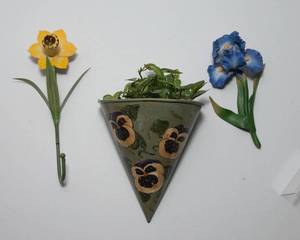 lot 107 image: Flower Inspired Home Decor