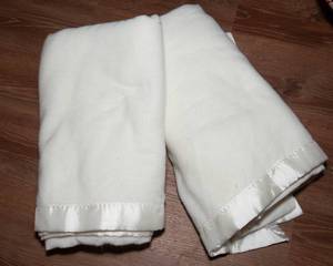 lot 109 image: Set of Two Twin Size Cotton Blankets
