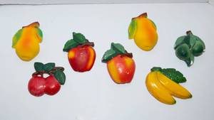 lot 124 image: Set of Seven Vintage Chalkware Decor Pieces - Fruit