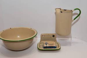 lot 126 image: Set of Three Vintage Enamelware Pieces - Cream and Green