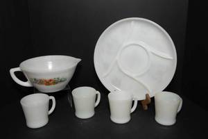 lot 137 image: Vintage Milkglass