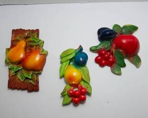 lot 136 image: Set of Three Vintage Chalkware Decor Pieces - Fruit