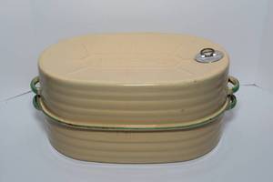 lot 139 image: Vintage Lisk Enamelware Roaster with Lid in Cream and Green
