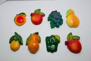 lot 143 image: Set of Eight Pieces of Vintage Chalkware Fruit