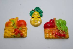 lot 152 image: Set of Three Vintage Chalkware Decor Pieces - Fruit