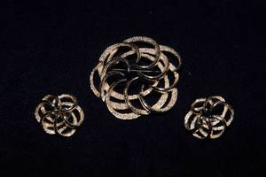 lot 117A image: Gold-Toned Brooch and Clip-On Earrings Set