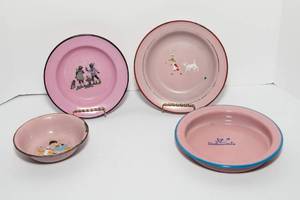 lot 162 image: Vintage Pink Enamelware - 4 pieces