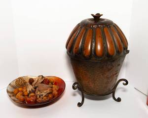 lot 172 image: Decorative Potpourri Plate and Large Lidded Container