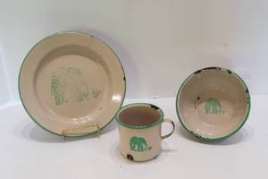lot 180 image: Vintage Childrens Elephant Enamelware
