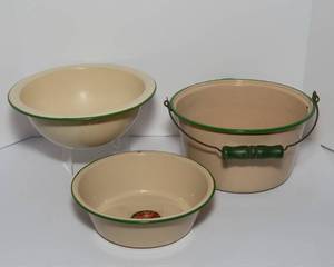 lot 186 image: Set of Three Vintage Enamelware Pieces in Cream and Green