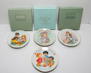 lot 192 image: Avon Collectors Mothers Day Plates