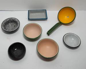 lot 243 image: Colorful Vintage Enamelware