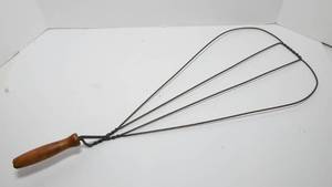 lot 264 image: Vintage Wire Rug Beater - 25L
