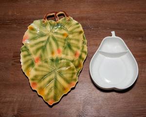 lot 252 image: Large Leaf Platter and Pear Serving Dish - Ancora and Pfaltzgraff