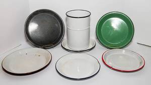 lot 251 image: Miscellaneous Vintage Enamelware