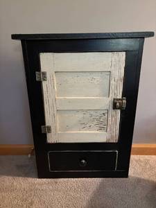 lot 219 image: Smaller Vintage Style Cabinet