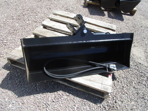 lot 9 image: Future 40 Tilting Mini Excavator Bucket