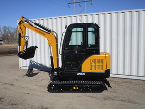 lot 2 image: AGT Industrial QNT30 3-ton Mid-Size Excavator wKubota Diesel, Side Swing Boom, Hydraulic Thumb