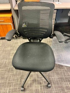 lot 9 image: Rolling Office Chair