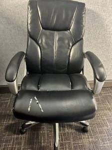 lot 20 image: Black Office Chair