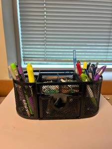 lot 26 image: mesh pencil holder