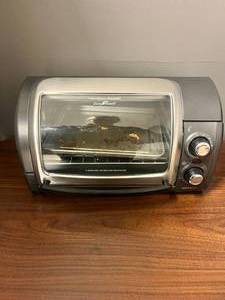 lot 32 image: Hamilton Beach Easy Reach Toaster Oven