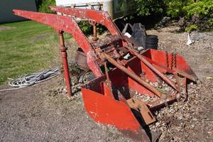 lot 2 image: Tractor Bucket - 79 Wide