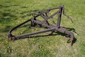 lot 12 image: Accessory Hitch Mount