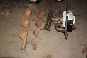 lot 246 image: Tecumseh Gas Auger with Ice and Earth Bits