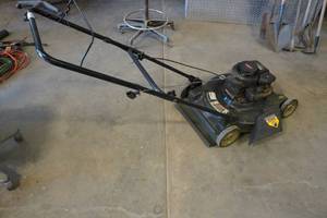 lot 363 image: Bolens 22 Cut Lawn Mower