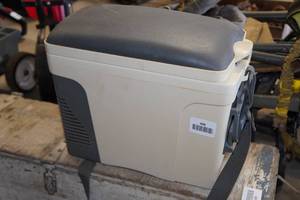 lot 488 image: Portable Electric Cooler