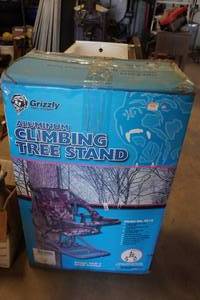 lot 372 image: Grizzly Aluminum Climbing Tree Stand