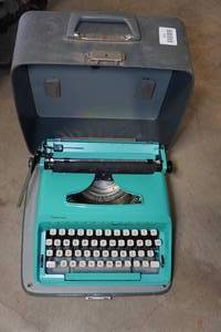 lot 412 image: Vintage Remington Typewriter