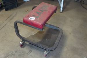 lot 825 image: Rolling Garage Work Chair