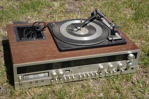 lot 565 image: JC Penney AMFM Stereo with 8-Track and Record Player