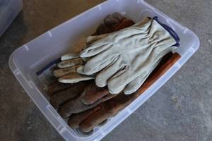lot 370 image: Work Gloves