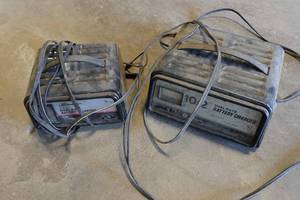 lot 396 image: 2 Battery Charger