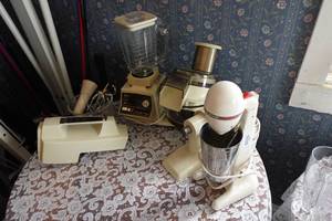 lot 514 image: Assorted Vintage Houseware - Blender, Food Processor, Milkshake Mixer