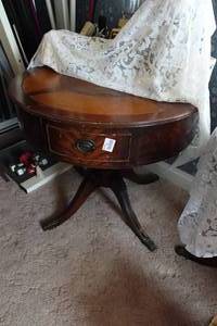 lot 517 image: Vintage Round Leather Top Pedestal Table