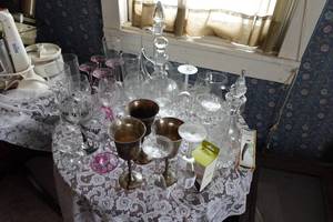 lot 515 image: Assorted Glassware