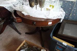 lot 518 image: Vintage Round Leather Top Pedestal Table