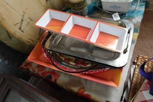 lot 522 image: Assorted Serving Trays and Bakeware