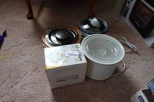 lot 526 image: 3 Mini Party Dip Crockpots and Dip Chiller
