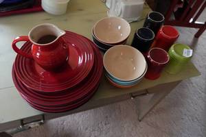 lot 524 image: Dinnerware Set