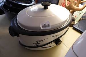 lot 528 image: Nesco 6QT Roaster Oven