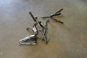 lot 500 image: 3-Jaw Pullers and Hone