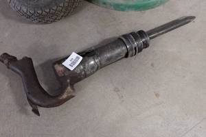 lot 829 image: Chicago Pneumatic Air Chipping Hammer