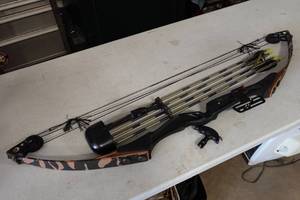 lot 541 image: Vintage RH Compound Bow with Accessories